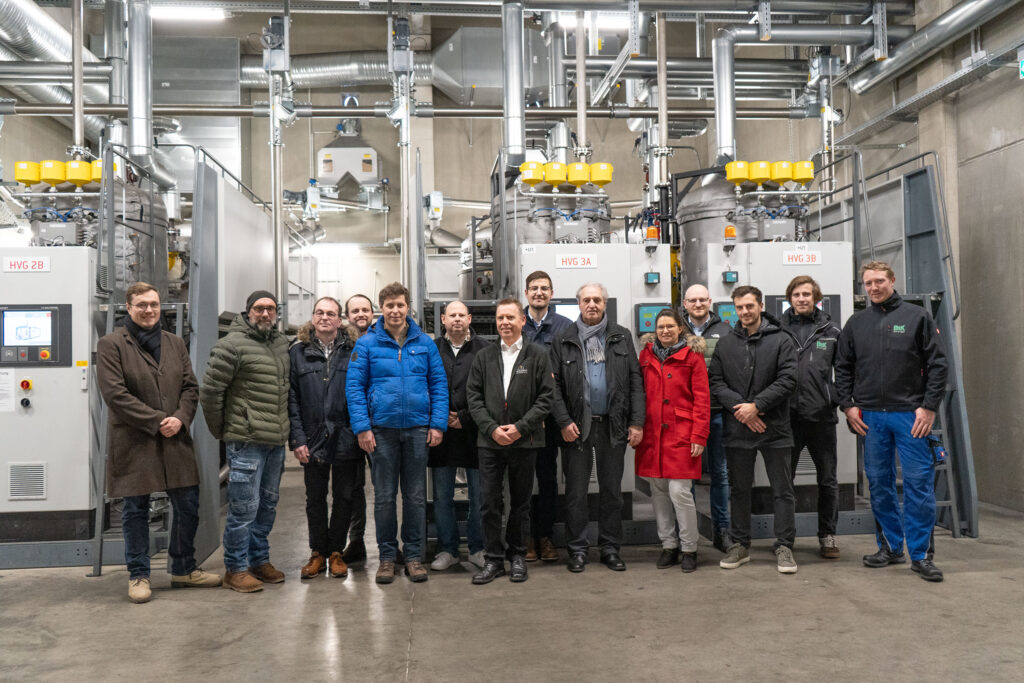 Das Projektteam beim Besuch der Pelletvergaser am Energiepark in Wunsiedel.